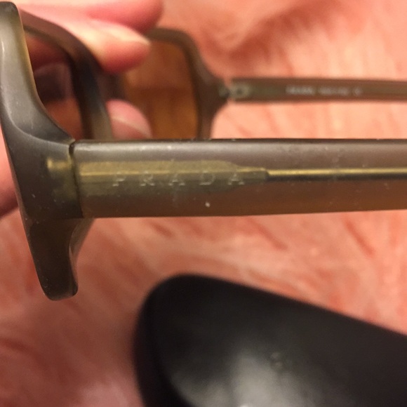 Authentic Prada sunglasses w/black Prada case - Picture 3 of 4